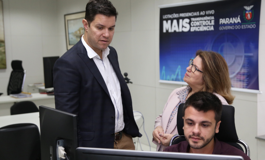 O governador Carlos Massa Ratinho Junior afirmou nesta quinta-feira (23), na Secretaria de Administração e da Previdência, que as licitações ao vivo, regulamentadas por decreto assinado em abril, garantem mais transparência ao cidadão e também aos órgãos de controle, como Ministério Público, Tribunal de Contas e Assembleia Legislativa
