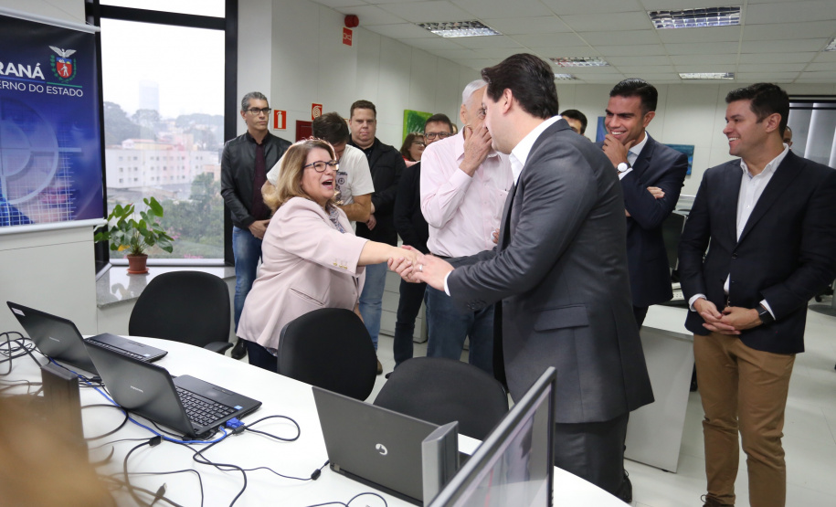 O governador Carlos Massa Ratinho Junior afirmou nesta quinta-feira (23), na Secretaria de Administração e da Previdência, que as licitações ao vivo, regulamentadas por decreto assinado em abril, garantem mais transparência ao cidadão e também aos órgãos de controle, como Ministério Público, Tribunal de Contas e Assembleia Legislativa