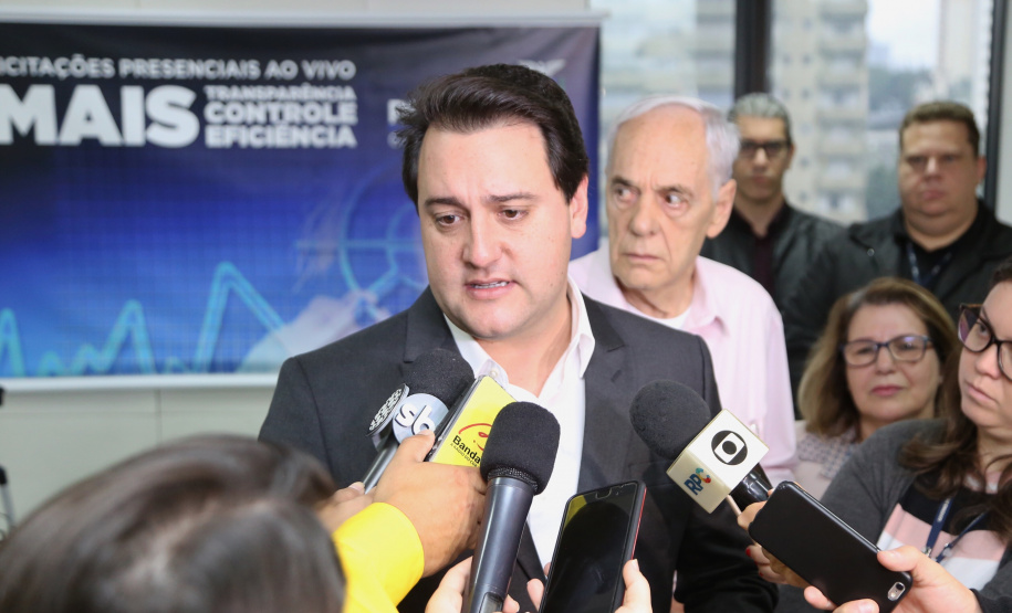 O governador Carlos Massa Ratinho Junior afirmou nesta quinta-feira (23), na Secretaria de Administração e da Previdência, que as licitações ao vivo, regulamentadas por decreto assinado em abril, garantem mais transparência ao cidadão e também aos órgãos de controle, como Ministério Público, Tribunal de Contas e Assembleia Legislativa