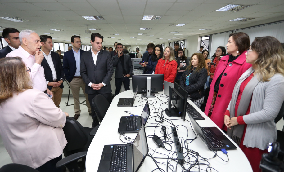 O governador Carlos Massa Ratinho Junior afirmou nesta quinta-feira (23), na Secretaria de Administração e da Previdência, que as licitações ao vivo, regulamentadas por decreto assinado em abril, garantem mais transparência ao cidadão e também aos órgãos de controle, como Ministério Público, Tribunal de Contas e Assembleia Legislativa