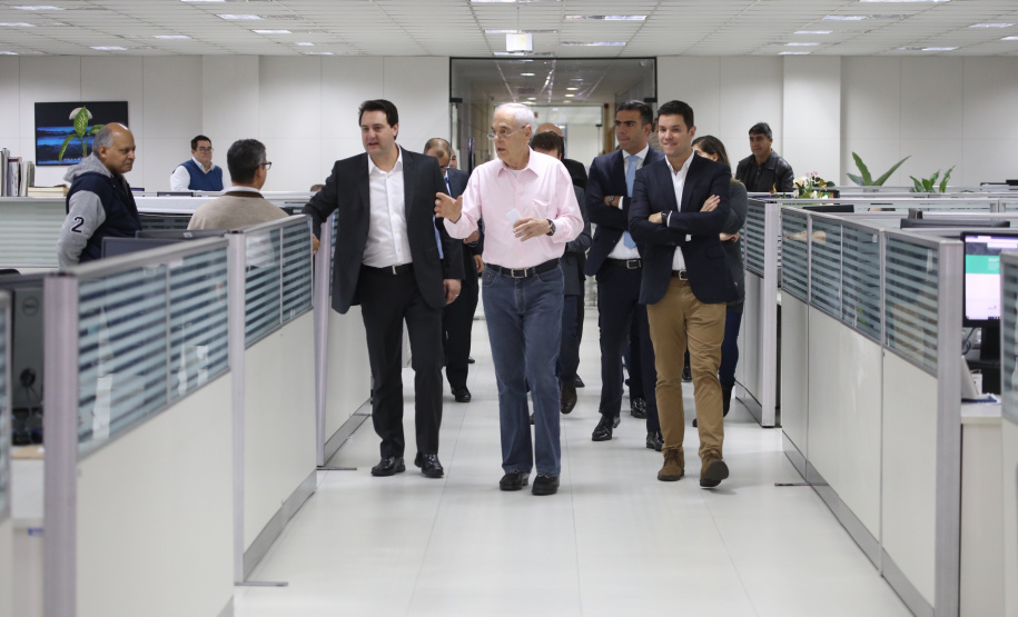 O governador Carlos Massa Ratinho Junior afirmou nesta quinta-feira (23), na Secretaria de Administração e da Previdência, que as licitações ao vivo, regulamentadas por decreto assinado em abril, garantem mais transparência ao cidadão e também aos órgãos de controle, como Ministério Público, Tribunal de Contas e Assembleia Legislativa