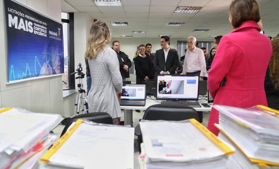 O governador Carlos Massa Ratinho Junior afirmou nesta quinta-feira (23), na Secretaria de Administração e da Previdência, que as licitações ao vivo, regulamentadas por decreto assinado em abril, garantem mais transparência ao cidadão e também aos órgãos de controle, como Ministério Público, Tribunal de Contas e Assembleia Legislativa