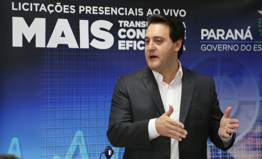 O governador Carlos Massa Ratinho Junior afirmou nesta quinta-feira (23), na Secretaria de Administração e da Previdência, que as licitações ao vivo, regulamentadas por decreto assinado em abril, garantem mais transparência ao cidadão e também aos órgãos de controle, como Ministério Público, Tribunal de Contas e Assembleia Legislativa