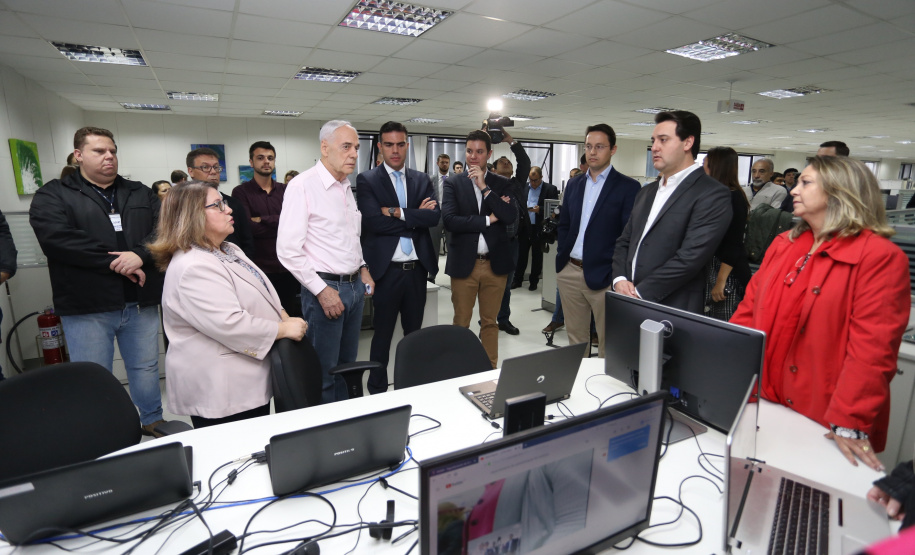 O governador Carlos Massa Ratinho Junior afirmou nesta quinta-feira (23), na Secretaria de Administração e da Previdência, que as licitações ao vivo, regulamentadas por decreto assinado em abril, garantem mais transparência ao cidadão e também aos órgãos de controle, como Ministério Público, Tribunal de Contas e Assembleia Legislativa