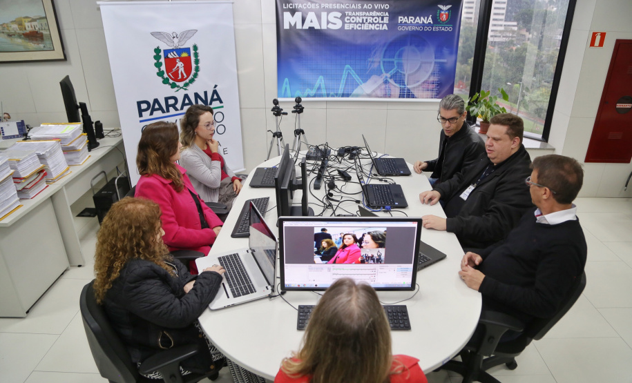 O governador Carlos Massa Ratinho Junior afirmou nesta quinta-feira (23), na Secretaria de Administração e da Previdência, que as licitações ao vivo, regulamentadas por decreto assinado em abril, garantem mais transparência ao cidadão e também aos órgãos de controle, como Ministério Público, Tribunal de Contas e Assembleia Legislativa