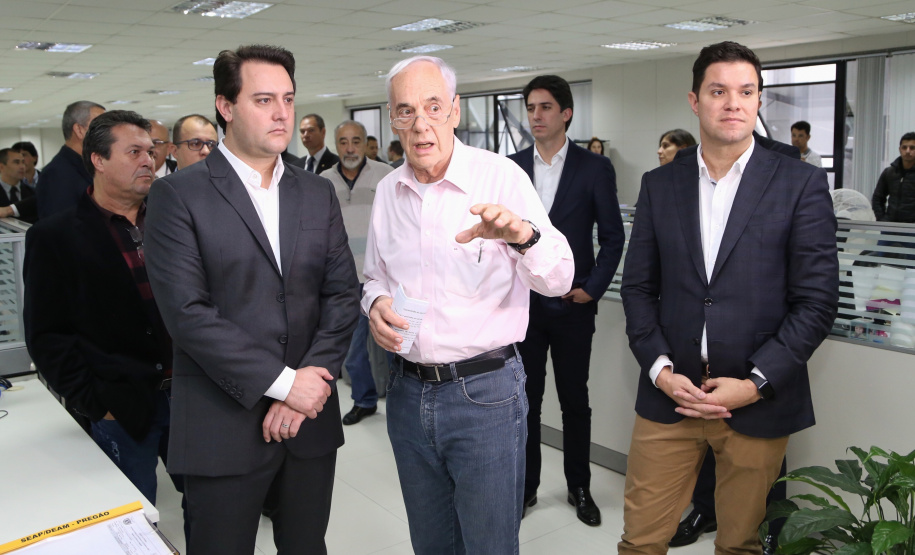 O governador Carlos Massa Ratinho Junior afirmou nesta quinta-feira (23), na Secretaria de Administração e da Previdência, que as licitações ao vivo, regulamentadas por decreto assinado em abril, garantem mais transparência ao cidadão e também aos órgãos de controle, como Ministério Público, Tribunal de Contas e Assembleia Legislativa