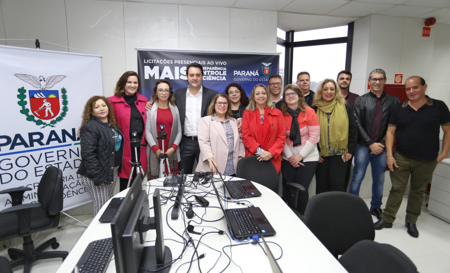 O governador Carlos Massa Ratinho Junior afirmou nesta quinta-feira (23), na Secretaria de Administração e da Previdência, que as licitações ao vivo, regulamentadas por decreto assinado em abril, garantem mais transparência ao cidadão e também aos órgãos de controle, como Ministério Público, Tribunal de Contas e Assembleia Legislativa