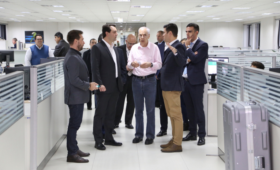 O governador Carlos Massa Ratinho Junior afirmou nesta quinta-feira (23), na Secretaria de Administração e da Previdência, que as licitações ao vivo, regulamentadas por decreto assinado em abril, garantem mais transparência ao cidadão e também aos órgãos de controle, como Ministério Público, Tribunal de Contas e Assembleia Legislativa