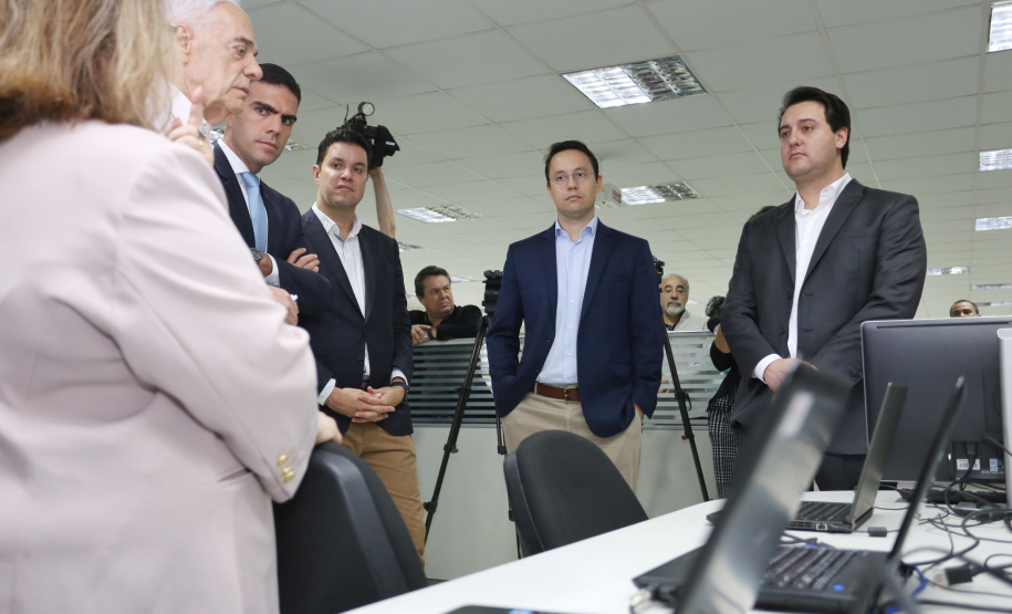 O governador Carlos Massa Ratinho Junior afirmou nesta quinta-feira (23), na Secretaria de Administração e da Previdência, que as licitações ao vivo, regulamentadas por decreto assinado em abril, garantem mais transparência ao cidadão e também aos órgãos de controle, como Ministério Público, Tribunal de Contas e Assembleia Legislativa