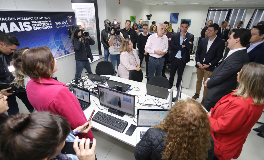 O governador Carlos Massa Ratinho Junior afirmou nesta quinta-feira (23), na Secretaria de Administração e da Previdência, que as licitações ao vivo, regulamentadas por decreto assinado em abril, garantem mais transparência ao cidadão e também aos órgãos de controle, como Ministério Público, Tribunal de Contas e Assembleia Legislativa