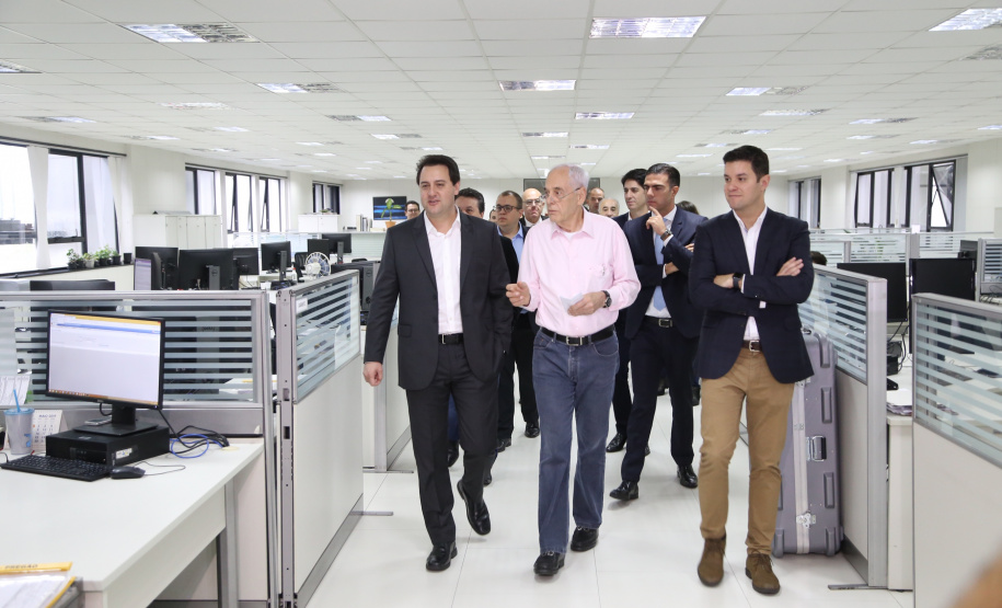 O governador Carlos Massa Ratinho Junior afirmou nesta quinta-feira (23), na Secretaria de Administração e da Previdência, que as licitações ao vivo, regulamentadas por decreto assinado em abril, garantem mais transparência ao cidadão e também aos órgãos de controle, como Ministério Público, Tribunal de Contas e Assembleia Legislativa