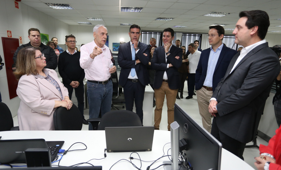 O governador Carlos Massa Ratinho Junior afirmou nesta quinta-feira (23), na Secretaria de Administração e da Previdência, que as licitações ao vivo, regulamentadas por decreto assinado em abril, garantem mais transparência ao cidadão e também aos órgãos de controle, como Ministério Público, Tribunal de Contas e Assembleia Legislativa