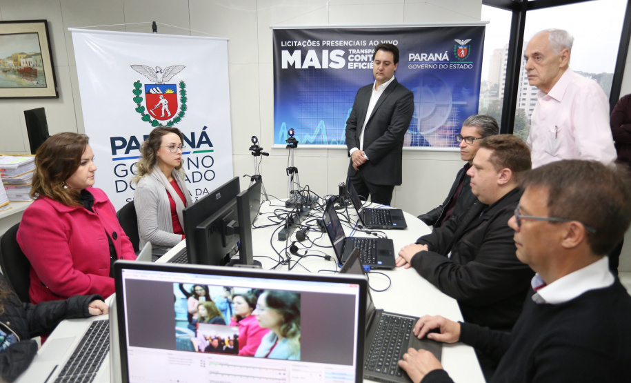 O governador Carlos Massa Ratinho Junior afirmou nesta quinta-feira (23), na Secretaria de Administração e da Previdência, que as licitações ao vivo, regulamentadas por decreto assinado em abril, garantem mais transparência ao cidadão e também aos órgãos de controle, como Ministério Público, Tribunal de Contas e Assembleia Legislativa