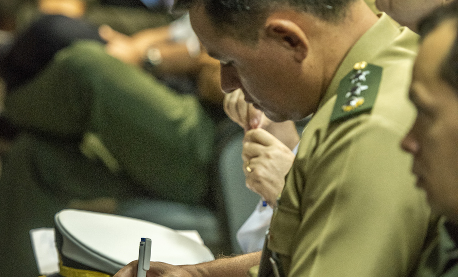 Os Portos do Paraná receberam nesta quinta-feira (23) alunos militares e civis da Escola Superior de Guerra (ESG), do Ministério da Defesa, participantes do Curso de Logística e Mobilização Nacional. Além de assistir a uma palestra sobre as atividades portuárias no Estado, o grupo visitou o cais do Porto de Paranaguá. Foto: Claudio Neves/Appa