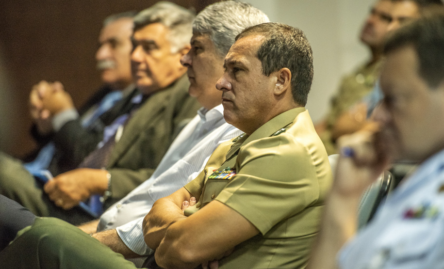 Os Portos do Paraná receberam nesta quinta-feira (23) alunos militares e civis da Escola Superior de Guerra (ESG), do Ministério da Defesa, participantes do Curso de Logística e Mobilização Nacional. Além de assistir a uma palestra sobre as atividades portuárias no Estado, o grupo visitou o cais do Porto de Paranaguá. Foto: Claudio Neves/Appa