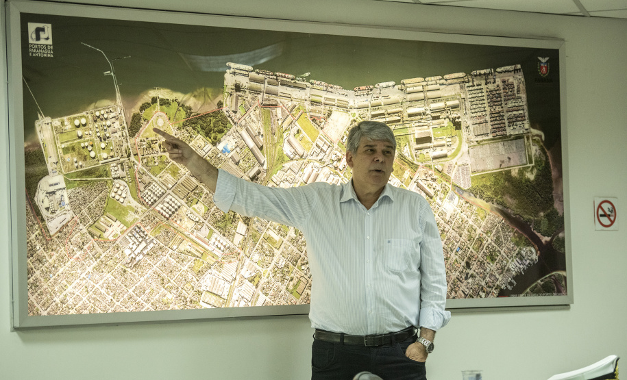 Os Portos do Paraná receberam nesta quinta-feira (23) alunos militares e civis da Escola Superior de Guerra (ESG), do Ministério da Defesa, participantes do Curso de Logística e Mobilização Nacional. Além de assistir a uma palestra sobre as atividades portuárias no Estado, o grupo visitou o cais do Porto de Paranaguá. Foto: Claudio Neves/Appa