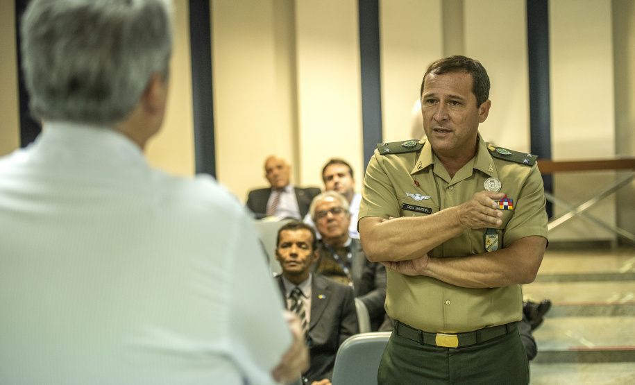 Os Portos do Paraná receberam nesta quinta-feira (23) alunos militares e civis da Escola Superior de Guerra (ESG), do Ministério da Defesa, participantes do Curso de Logística e Mobilização Nacional. Além de assistir a uma palestra sobre as atividades portuárias no Estado, o grupo visitou o cais do Porto de Paranaguá. Foto: Claudio Neves/Appa