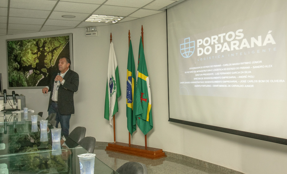 Os Portos do Paraná receberam nesta quinta-feira (23) alunos militares e civis da Escola Superior de Guerra (ESG), do Ministério da Defesa, participantes do Curso de Logística e Mobilização Nacional. Além de assistir a uma palestra sobre as atividades portuárias no Estado, o grupo visitou o cais do Porto de Paranaguá. Foto: Claudio Neves/Appa