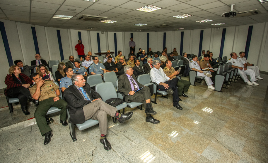 Os Portos do Paraná receberam nesta quinta-feira (23) alunos militares e civis da Escola Superior de Guerra (ESG), do Ministério da Defesa, participantes do Curso de Logística e Mobilização Nacional. Além de assistir a uma palestra sobre as atividades portuárias no Estado, o grupo visitou o cais do Porto de Paranaguá. Foto: Claudio Neves/Appa