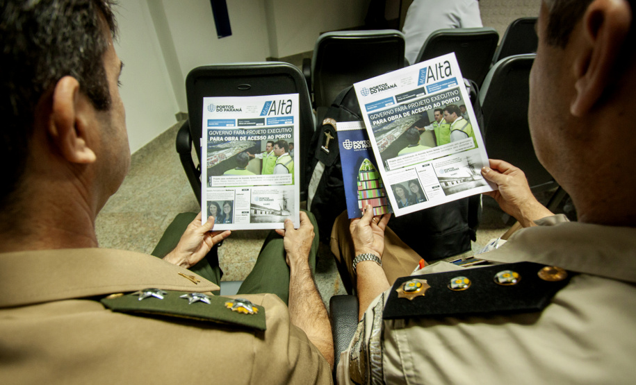 Os Portos do Paraná receberam nesta quinta-feira (23) alunos militares e civis da Escola Superior de Guerra (ESG), do Ministério da Defesa, participantes do Curso de Logística e Mobilização Nacional. Além de assistir a uma palestra sobre as atividades portuárias no Estado, o grupo visitou o cais do Porto de Paranaguá. Foto: Claudio Neves/Appa
