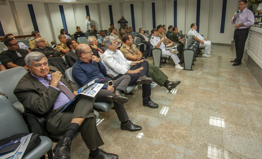 Os Portos do Paraná receberam nesta quinta-feira (23) alunos militares e civis da Escola Superior de Guerra (ESG), do Ministério da Defesa, participantes do Curso de Logística e Mobilização Nacional. Além de assistir a uma palestra sobre as atividades portuárias no Estado, o grupo visitou o cais do Porto de Paranaguá. Foto: Claudio Neves/Appa