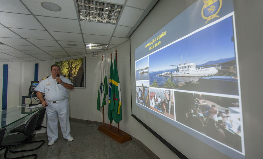 Os Portos do Paraná receberam nesta quinta-feira (23) alunos militares e civis da Escola Superior de Guerra (ESG), do Ministério da Defesa, participantes do Curso de Logística e Mobilização Nacional. Além de assistir a uma palestra sobre as atividades portuárias no Estado, o grupo visitou o cais do Porto de Paranaguá. Foto: Claudio Neves/Appa