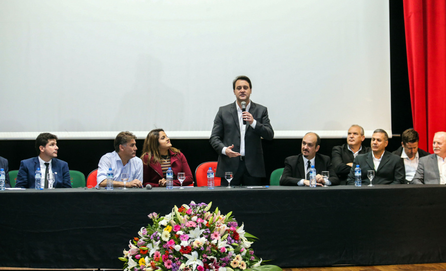 O governador Carlos Massa Ratinho Junior participa da abertura do XXXV Congresso Estadual de Secretários Municipais de Saúde do Paraná, no Centro Universitário da Fundação Assis Gurgacz (FAG)  em Cascavel nesta quinta-feira (23).   Cascavel, 23/05/2019 -  Foto: Geraldo Bubniak/ANPr