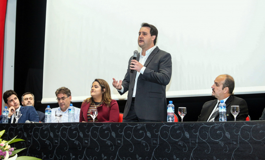 O governador Carlos Massa Ratinho Junior participa da abertura do XXXV Congresso Estadual de Secretários Municipais de Saúde do Paraná, no Centro Universitário da Fundação Assis Gurgacz (FAG)  em Cascavel nesta quinta-feira (23).   Cascavel, 23/05/2019 -  Foto: Geraldo Bubniak/ANPr
