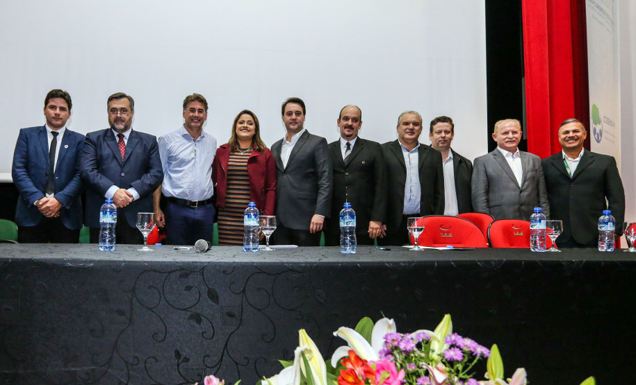 O governador Carlos Massa Ratinho Junior participa da abertura do XXXV Congresso Estadual de Secretários Municipais de Saúde do Paraná, no Centro Universitário da Fundação Assis Gurgacz (FAG)  em Cascavel nesta quinta-feira (23).   Cascavel, 23/05/2019 -  Foto: Geraldo Bubniak/ANPr
