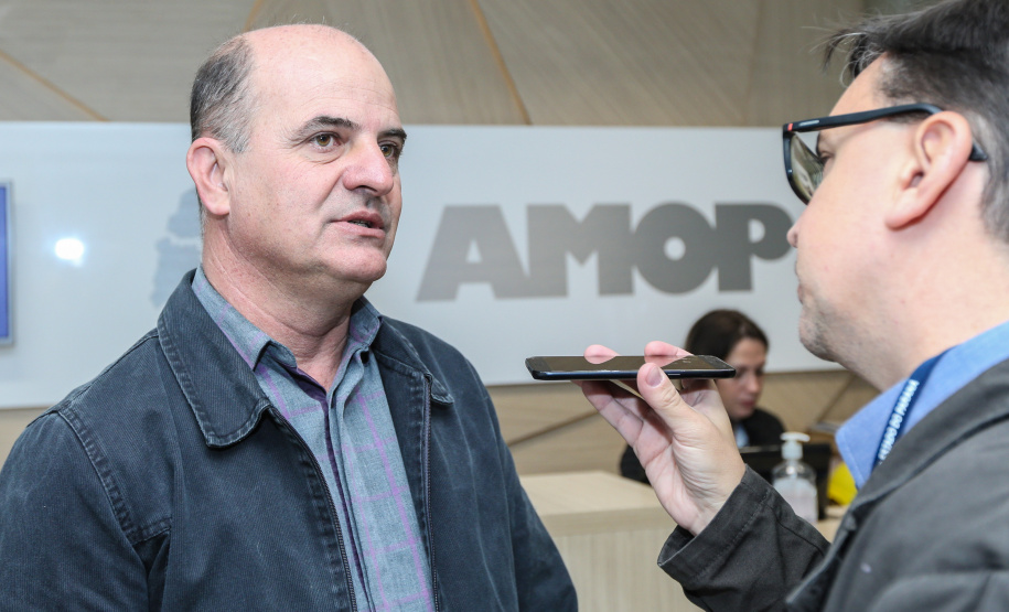 O prefeito de São Jose das Palmeiras, Gilberto Salvador .O governador Carlos Massa Ratinho Junior se reúne com prefeitos na sede da Associação dos Municípios do Oeste do Paraná (Amop) em Cascavel nesta sexta-feira (24),  para confirmar recursos do Estado para investimentos nos municípios. No mesmo encontro são anunciados investimentos que a Copel fará na região Oeste nos próximos três anos.   Cascavel, 24/05/2019 -  Foto: Geraldo Bubniak/ANPr