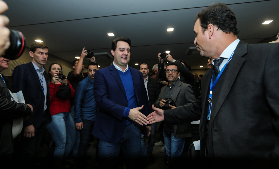 O governador Carlos Massa Ratinho Junior se reúne com prefeitos na sede da Associação dos Municípios do Oeste do Paraná (Amop) em Cascavel nesta sexta-feira (24),  para confirmar recursos do Estado para investimentos nos municípios. No mesmo encontro são anunciados investimentos que a Copel fará na região Oeste nos próximos três anos.   Cascavel, 24/05/2019 -  Foto: Geraldo Bubniak/ANPr