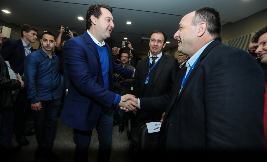 O governador Carlos Massa Ratinho Junior se reúne com prefeitos na sede da Associação dos Municípios do Oeste do Paraná (Amop) em Cascavel nesta sexta-feira (24),  para confirmar recursos do Estado para investimentos nos municípios. No mesmo encontro são anunciados investimentos que a Copel fará na região Oeste nos próximos três anos.   Cascavel, 24/05/2019 -  Foto: Geraldo Bubniak/ANPr