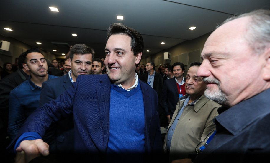 O governador Carlos Massa Ratinho Junior se reúne com prefeitos na sede da Associação dos Municípios do Oeste do Paraná (Amop) em Cascavel nesta sexta-feira (24),  para confirmar recursos do Estado para investimentos nos municípios. No mesmo encontro são anunciados investimentos que a Copel fará na região Oeste nos próximos três anos.   Cascavel, 24/05/2019 -  Foto: Geraldo Bubniak/ANPr