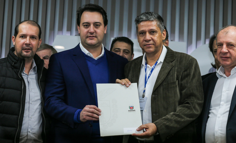 O governador Carlos Massa Ratinho Junior se reúne com prefeitos na sede da Associação dos Municípios do Oeste do Paraná (Amop) em Cascavel nesta sexta-feira (24),  para confirmar recursos do Estado para investimentos nos municípios. No mesmo encontro são anunciados investimentos que a Copel fará na região Oeste nos próximos três anos.   Cascavel, 24/05/2019 -  Foto: Geraldo Bubniak/ANPr