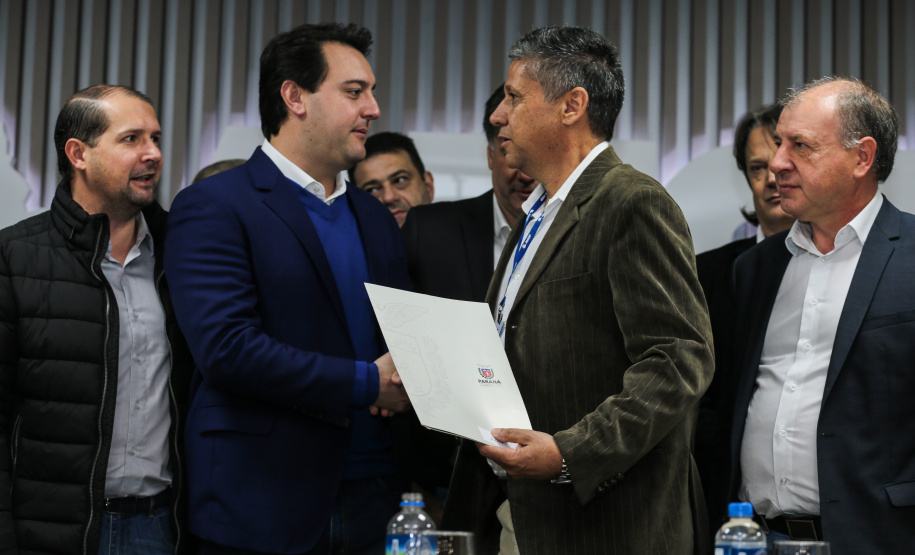 O governador Carlos Massa Ratinho Junior se reúne com prefeitos na sede da Associação dos Municípios do Oeste do Paraná (Amop) em Cascavel nesta sexta-feira (24),  para confirmar recursos do Estado para investimentos nos municípios. No mesmo encontro são anunciados investimentos que a Copel fará na região Oeste nos próximos três anos.   Cascavel, 24/05/2019 -  Foto: Geraldo Bubniak/ANPr