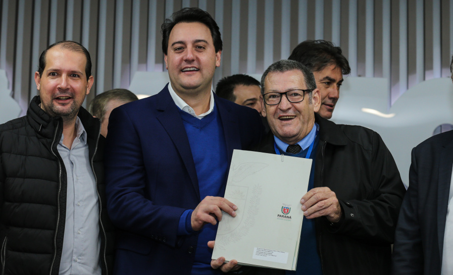 O governador Carlos Massa Ratinho Junior se reúne com prefeitos na sede da Associação dos Municípios do Oeste do Paraná (Amop) em Cascavel nesta sexta-feira (24),  para confirmar recursos do Estado para investimentos nos municípios. No mesmo encontro são anunciados investimentos que a Copel fará na região Oeste nos próximos três anos.   Cascavel, 24/05/2019 -  Foto: Geraldo Bubniak/ANPr