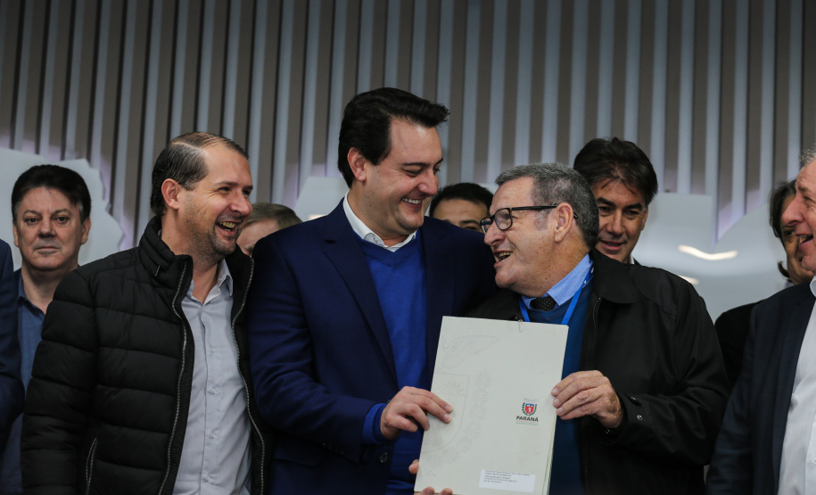 O governador Carlos Massa Ratinho Junior se reúne com prefeitos na sede da Associação dos Municípios do Oeste do Paraná (Amop) em Cascavel nesta sexta-feira (24),  para confirmar recursos do Estado para investimentos nos municípios. No mesmo encontro são anunciados investimentos que a Copel fará na região Oeste nos próximos três anos.   Cascavel, 24/05/2019 -  Foto: Geraldo Bubniak/ANPr