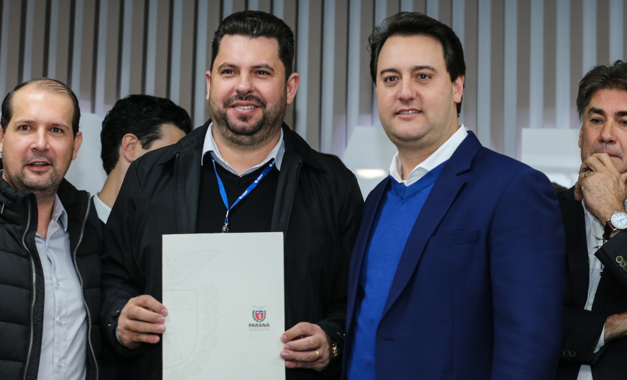 O governador Carlos Massa Ratinho Junior se reúne com prefeitos na sede da Associação dos Municípios do Oeste do Paraná (Amop) em Cascavel nesta sexta-feira (24),  para confirmar recursos do Estado para investimentos nos municípios. No mesmo encontro são anunciados investimentos que a Copel fará na região Oeste nos próximos três anos.   Cascavel, 24/05/2019 -  Foto: Geraldo Bubniak/ANPr