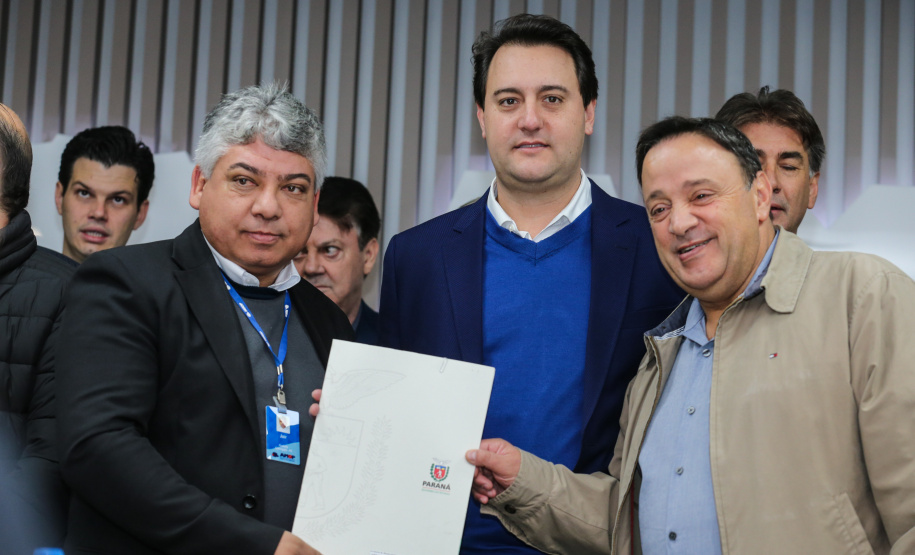 O governador Carlos Massa Ratinho Junior se reúne com prefeitos na sede da Associação dos Municípios do Oeste do Paraná (Amop) em Cascavel nesta sexta-feira (24),  para confirmar recursos do Estado para investimentos nos municípios. No mesmo encontro são anunciados investimentos que a Copel fará na região Oeste nos próximos três anos.   Cascavel, 24/05/2019 -  Foto: Geraldo Bubniak/ANPr