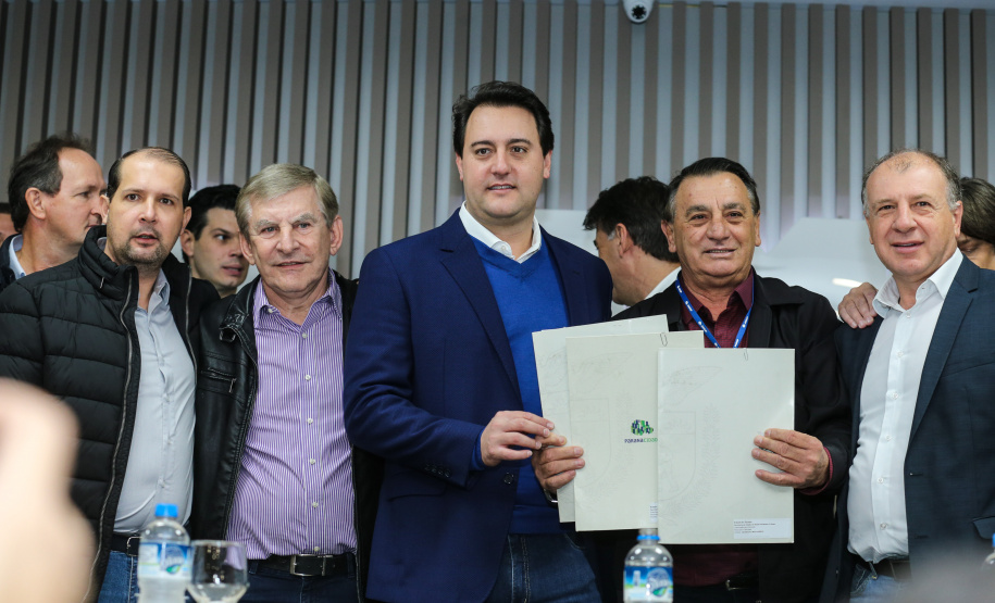 O governador Carlos Massa Ratinho Junior se reúne com prefeitos na sede da Associação dos Municípios do Oeste do Paraná (Amop) em Cascavel nesta sexta-feira (24),  para confirmar recursos do Estado para investimentos nos municípios. No mesmo encontro são anunciados investimentos que a Copel fará na região Oeste nos próximos três anos.   Cascavel, 24/05/2019 -  Foto: Geraldo Bubniak/ANPr