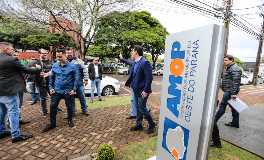 O governador Carlos Massa Ratinho Junior se reúne com prefeitos na sede da Associação dos Municípios do Oeste do Paraná (Amop) em Cascavel nesta sexta-feira (24),  para confirmar recursos do Estado para investimentos nos municípios. No mesmo encontro são anunciados investimentos que a Copel fará na região Oeste nos próximos três anos.   Cascavel, 24/05/2019 -  Foto: Geraldo Bubniak/ANPr