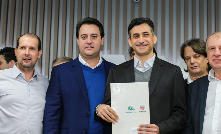 O governador Carlos Massa Ratinho Junior se reúne com prefeitos na sede da Associação dos Municípios do Oeste do Paraná (Amop) em Cascavel nesta sexta-feira (24),  para confirmar recursos do Estado para investimentos nos municípios. No mesmo encontro são anunciados investimentos que a Copel fará na região Oeste nos próximos três anos.   Cascavel, 24/05/2019 -  Foto: Geraldo Bubniak/ANPr