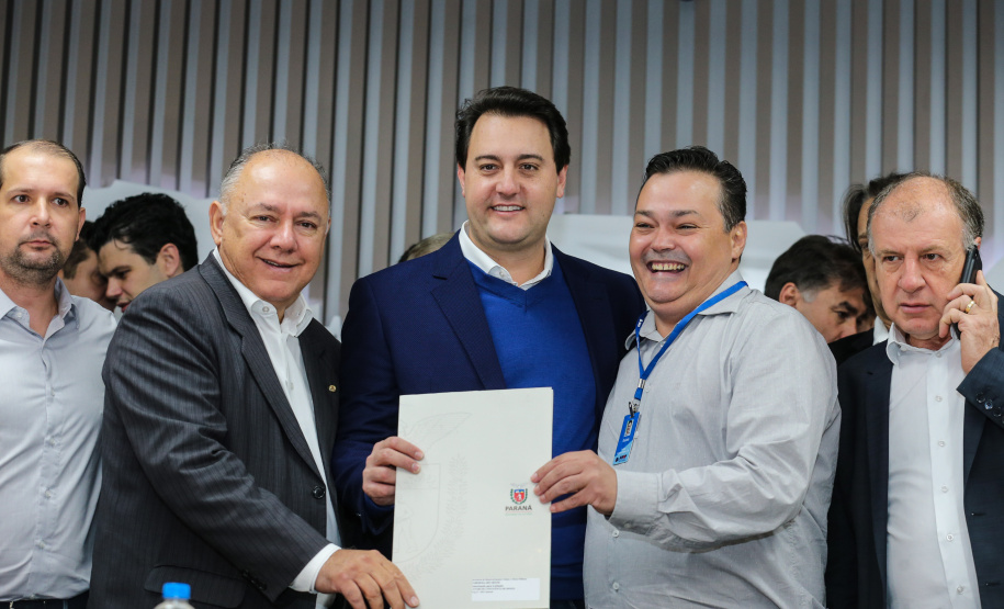 O governador Carlos Massa Ratinho Junior se reúne com prefeitos na sede da Associação dos Municípios do Oeste do Paraná (Amop) em Cascavel nesta sexta-feira (24),  para confirmar recursos do Estado para investimentos nos municípios. No mesmo encontro são anunciados investimentos que a Copel fará na região Oeste nos próximos três anos.   Cascavel, 24/05/2019 -  Foto: Geraldo Bubniak/ANPr