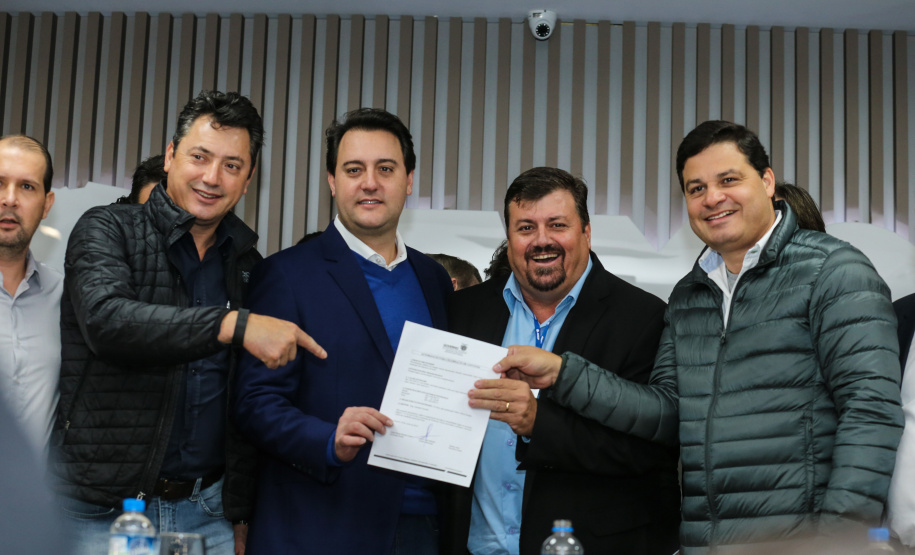 O governador Carlos Massa Ratinho Junior se reúne com prefeitos na sede da Associação dos Municípios do Oeste do Paraná (Amop) em Cascavel nesta sexta-feira (24),  para confirmar recursos do Estado para investimentos nos municípios. No mesmo encontro são anunciados investimentos que a Copel fará na região Oeste nos próximos três anos.   Cascavel, 24/05/2019 -  Foto: Geraldo Bubniak/ANPr