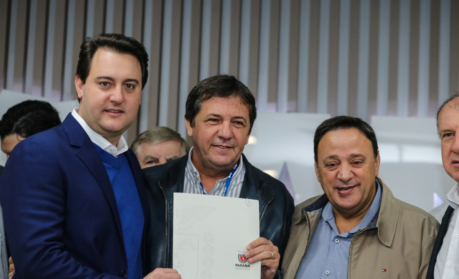 O governador Carlos Massa Ratinho Junior se reúne com prefeitos na sede da Associação dos Municípios do Oeste do Paraná (Amop) em Cascavel nesta sexta-feira (24),  para confirmar recursos do Estado para investimentos nos municípios. No mesmo encontro são anunciados investimentos que a Copel fará na região Oeste nos próximos três anos.   Cascavel, 24/05/2019 -  Foto: Geraldo Bubniak/ANPr