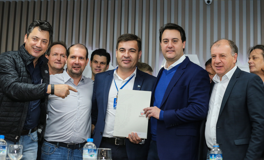 O governador Carlos Massa Ratinho Junior se reúne com prefeitos na sede da Associação dos Municípios do Oeste do Paraná (Amop) em Cascavel nesta sexta-feira (24),  para confirmar recursos do Estado para investimentos nos municípios. No mesmo encontro são anunciados investimentos que a Copel fará na região Oeste nos próximos três anos.   Cascavel, 24/05/2019 -  Foto: Geraldo Bubniak/ANPr