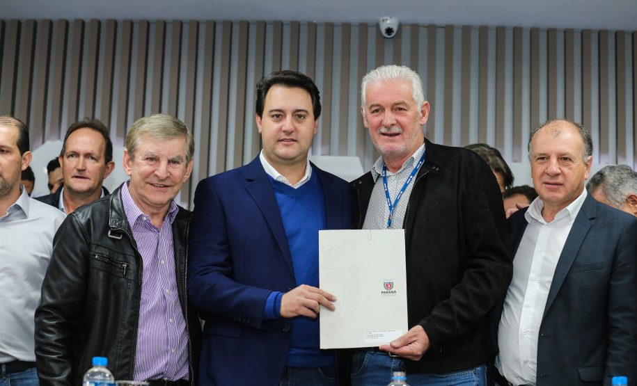 O governador Carlos Massa Ratinho Junior se reúne com prefeitos na sede da Associação dos Municípios do Oeste do Paraná (Amop) em Cascavel nesta sexta-feira (24),  para confirmar recursos do Estado para investimentos nos municípios. No mesmo encontro são anunciados investimentos que a Copel fará na região Oeste nos próximos três anos.   Cascavel, 24/05/2019 -  Foto: Geraldo Bubniak/ANPr