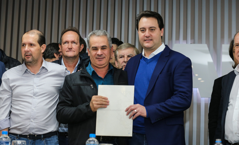 O governador Carlos Massa Ratinho Junior se reúne com prefeitos na sede da Associação dos Municípios do Oeste do Paraná (Amop) em Cascavel nesta sexta-feira (24),  para confirmar recursos do Estado para investimentos nos municípios. No mesmo encontro são anunciados investimentos que a Copel fará na região Oeste nos próximos três anos.   Cascavel, 24/05/2019 -  Foto: Geraldo Bubniak/ANPr