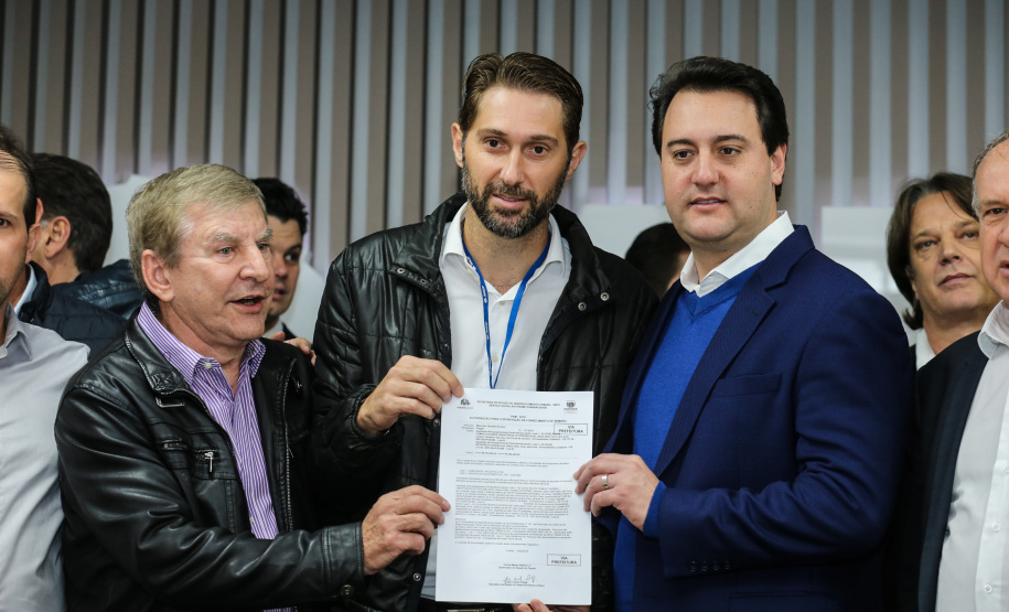 O governador Carlos Massa Ratinho Junior se reúne com prefeitos na sede da Associação dos Municípios do Oeste do Paraná (Amop) em Cascavel nesta sexta-feira (24),  para confirmar recursos do Estado para investimentos nos municípios. No mesmo encontro são anunciados investimentos que a Copel fará na região Oeste nos próximos três anos.   Cascavel, 24/05/2019 -  Foto: Geraldo Bubniak/ANPr