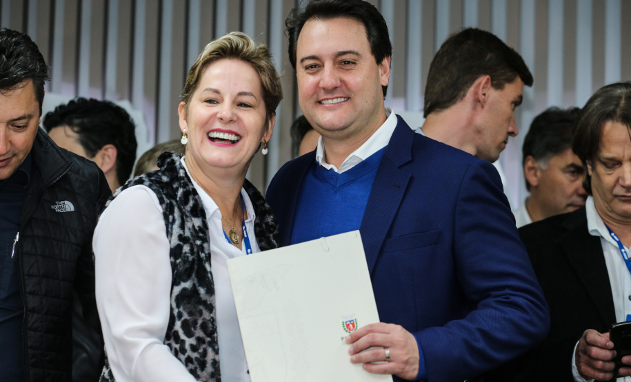 O governador Carlos Massa Ratinho Junior se reúne com prefeitos na sede da Associação dos Municípios do Oeste do Paraná (Amop) em Cascavel nesta sexta-feira (24),  para confirmar recursos do Estado para investimentos nos municípios. No mesmo encontro são anunciados investimentos que a Copel fará na região Oeste nos próximos três anos.   Cascavel, 24/05/2019 -  Foto: Geraldo Bubniak/ANPr